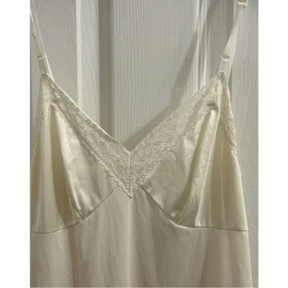 Vintage Vanity Fair Lace Trim Silky Full Slip
Dress Lingerie Size 34 Nylon Ivory - Picture 4 of 8